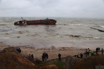 В Одессе с аварийного танкера «Делфи» произошла утечка топлива