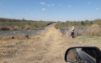 В Великоалександровском районе "божок-фермер" перекрыл дамбой реку, рыба гибнет