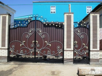 В Мелитополе средь бела дня похитили в частном доме кованые ворота и калитку