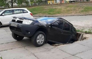 В Киеве внедорожник ушел под землю: есть фото