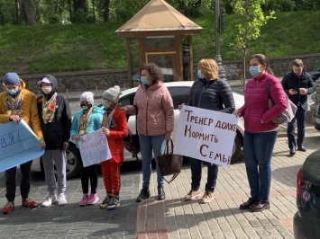 Под Кабмином дети-спортсмены требуют открыть бассейны. Фото