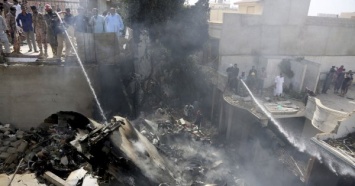 В Пакистане самолет рухнул на жилой квартал - погибли около сотни пассажиров, трое выжили