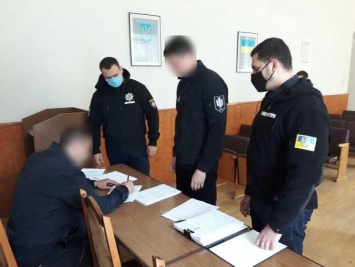Пытал воспитанников центра реабилитации: в Одессе полицейскому сообщили о подозрении (фото)