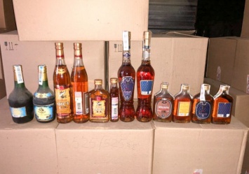 Фальшивые виски и коньяк: под Киевом нашли производство, фото
