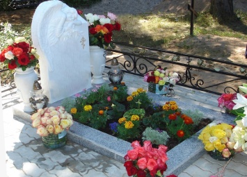 Какие цветы можно приносить на кладбище
