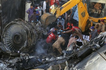 Пакистан уточнил число погибших при крушении пассажирского лайнера