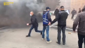 Акция под офисом кума Путина: в "Нацкорпусе" заявляют о задержанных, у Медведчука - о пострадавших