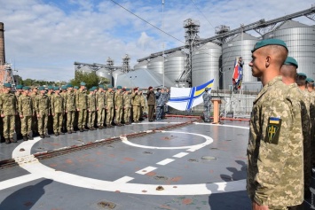 День морской пехоты Украины: воинам одесской бригады вручали "штормовые" береты, а курсантам академии - боевые ножи