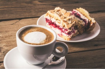 Почему врачи не советуют пить кофе вместе с пирожными
