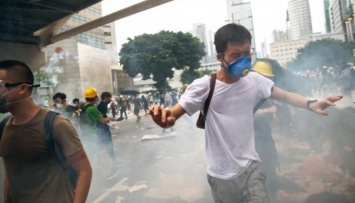 Протесты в Гонконге: полиция разгоняет активистов слезоточивым газом