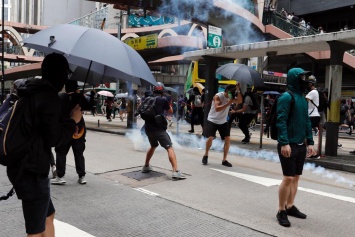 В Гонконге тысячи людей вышли на протесты, их разгоняют слезоточивым газом