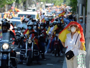 Испанские ультраправые провели многотысячные автопробеги против карантина