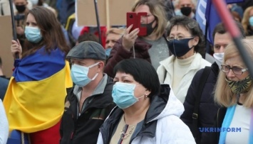 В Киеве участники акции "Стоп реванш" двинулись на Банковую