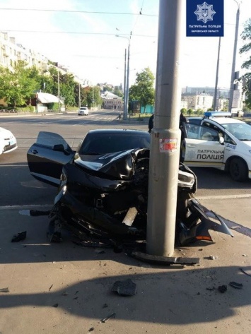 В Харькове автомобиль "Chevrolet" разбился о столб, - ФОТО