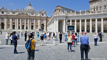 Папа Римский впервые с марта благословил верующих на площади Святого Петра