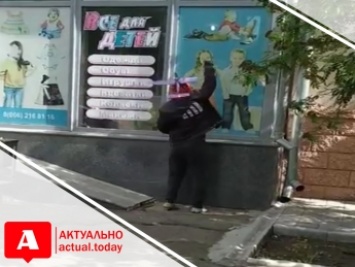 В Запорожской области мужчина с самолетом на голове зарисовывал лица детей на витринах магазинов (ВИДЕО)