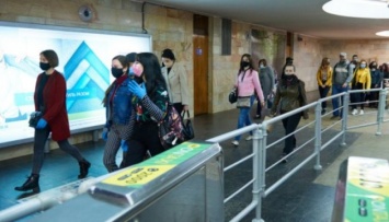 Ослабление карантина в Харькове: пассажиров в метро стало вдвое меньше