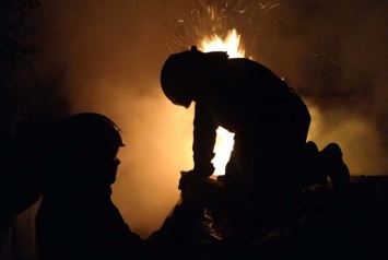 Павлоград на время остался без пирожков: сгорел металлический киоск в районе автостанции