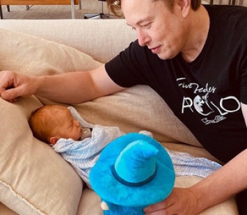 Илон Маск и Граймс сменили имя новорожденного сына, но оно все равно осталось странным