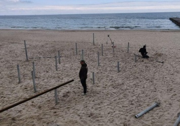 Настойчивость: в песок пляжа на 16-й Фонтана снова забивают сваи