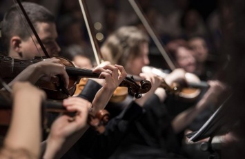 Симфонический оркестр дал беззвучный концерт под дождем у метро «Арсенальная» (ФОТО, ВИДЕО)