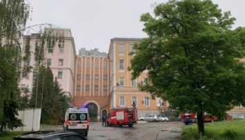 В Киеве ликвидировали пожар в Александровской больнице
