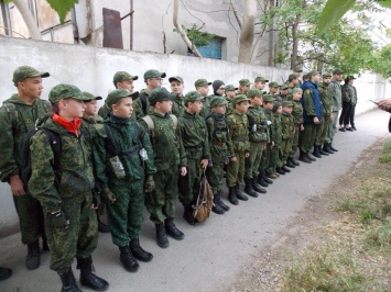 Появились фото подготовки детей к войне в Крыму: стреляли из винтовки и разбирали АК