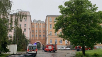 В Киеве горела Александровская клиническая больница, где лечат пациентов с COVID-19
