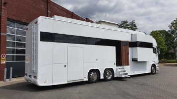 Компания VAEX The Truck Traders показала автодом на базе Scania с тремя спальнями