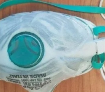 В Израиле создали первую в мире защитную маску с подзарядкой от смартфона