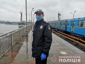 В Киеве полицейский метрополитена спас жизнь мужчине, который хотел прыгнуть с моста