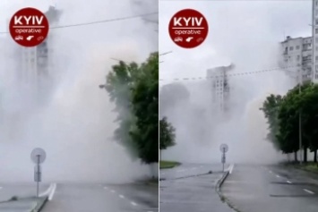 В Киеве посреди улицы образовался "фонтан": все затянуло паром. Видео