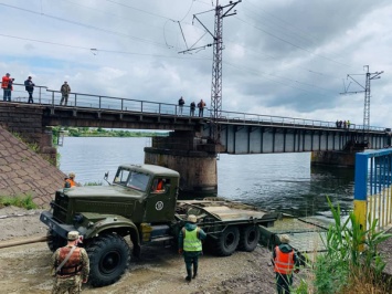 На месте разрушенного Алексеевского моста начали строить понтонную переправу (ВИДЕО)