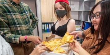 Оставшиеся без работы якутские стриптизерши начали развозить пиццу