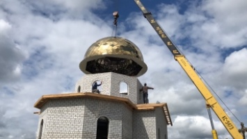 В селе под Мелитополем на церковь установили купола (фото, видео)