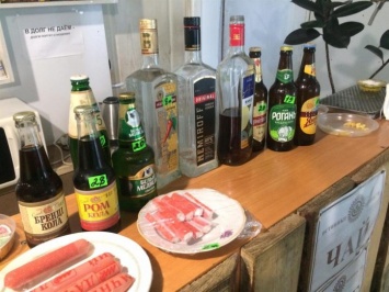Полицейские в магазинах Павлограда изъяли 48 л нелегальной водки и 40 бутылок пива