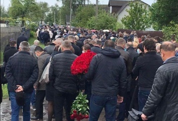 Пришли сотни людей: на Черниговщине похоронили погибшего нардепа Давыденко (фото)