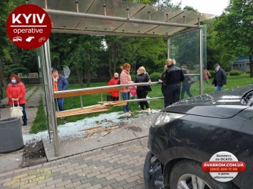 В Киеве внедорожник влетел в остановку с людьми на улице Телиги