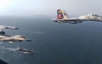 На видео показали сопровождение иранского танкера ВВС Венесуэлы