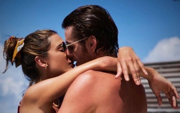 В бассейне в объятиях любимого: Алессандра Амбросио растрогала романтичными фото со своим бойфрендом