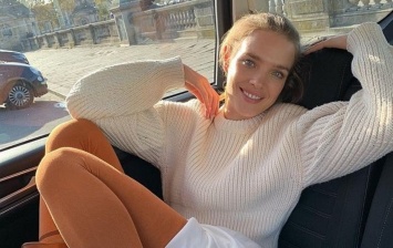 В вязаном топе и цветастой юбке: Наталья Водянова восхитила идеальной фигурой в стильном наряде
