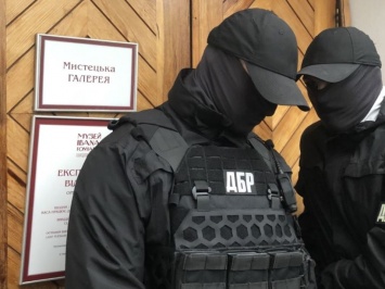 ГБР штурмовало музей, чтобы вручить повестку Порошенко, полицейских из Кагарлыка арестовали. Главное за день