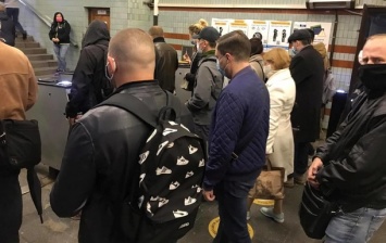 В метро Киева увеличилось число пассажиров, дороги скованы пробками