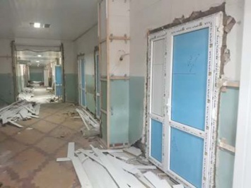 В Меловом и Станице Луганской стартовал ремонт районных больниц