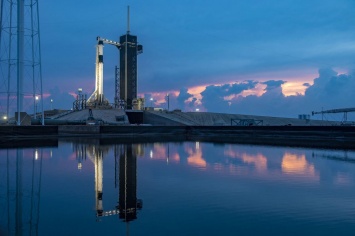 США возвращаются в космос: SpaceX сегодня отправит астронавтов на орбиту (фото, видео)