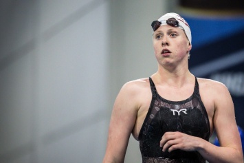 Двукратная олимпийская чемпионка по плаванию тренируется в пруду