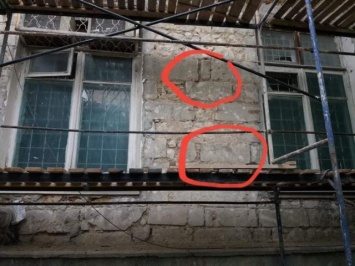 В Симферополе в кладке здания обнаружили надгробные плиты (ФОТО)