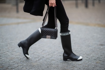 Streetstyle: как модницы носят резиновые сапоги в дождливую погоду