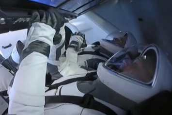Космический корабль SpaceХ Crew Dragon с экипажем на борту не взлетел: нелетная погода