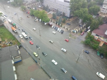 В Одессе дождь: Балковская и Приморская уже затоплены, часть трамваев и троллейбусов стоит